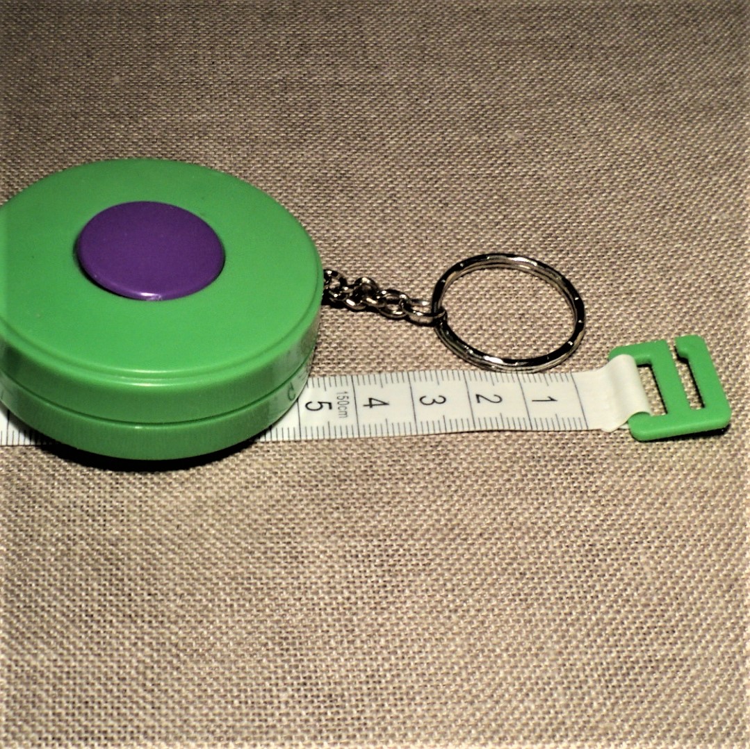 Ruban centimètre vert enrouleur couture automatique 150 cm avec por