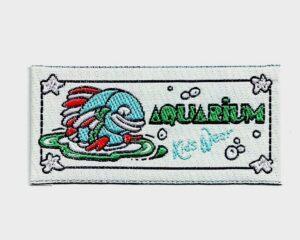 Écusson à coudre aquarium le poisson 7.2x3.20cm vert d'eau avec turquoise, rouge, blanc et vert