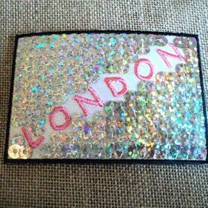 Écusson sequins paillettes London thermocollant 7.0 x 5.0cm